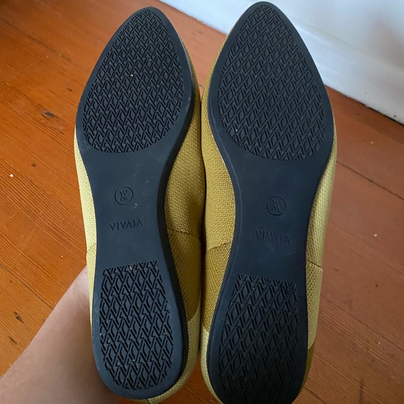 Vivaia Green Valencia Pointed-Toe V-Cut Flats - Picture 4 of 10